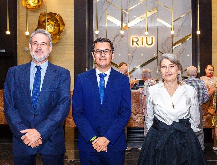 Carmen y Luis Riu junto al diputado canario Pablo Rodríguez, en la reinauguración del Hotel Riu Palace Oasis