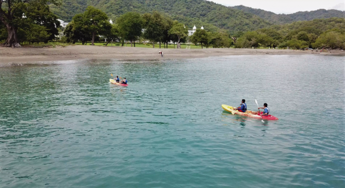 Fahren Sie mit RIU Kajak im Wasser von Guanacaste