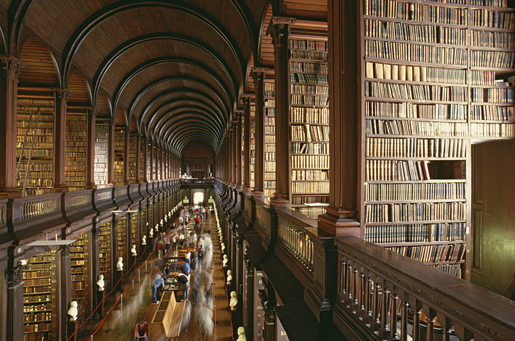 No puedes perderte la Old Library ubicada dentro del Trinity College