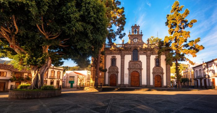 Visit the famous Basílica del Pino in Teror