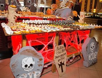 Eine Gruppe Monster und Zombies dringen an Halloween ins Hotel Riu Guanacaste ein