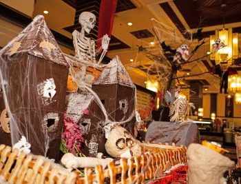 Eine Gruppe Monster und Zombies dringen an Halloween ins Hotel Riu Guanacaste ein