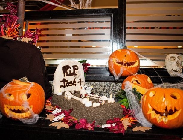 Un grupo de monstruos y zombies invaden por Halloween el hotel Riu Guanacaste