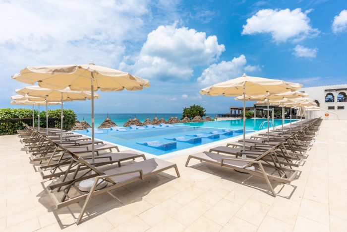 Im Außenbereich des Hotels Riu Palace Zanzibar gibt es drei Swimmingpools