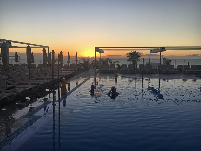 René an einem der Swimmingpools des Hotels Riu Vistamar in seinen Ferien.