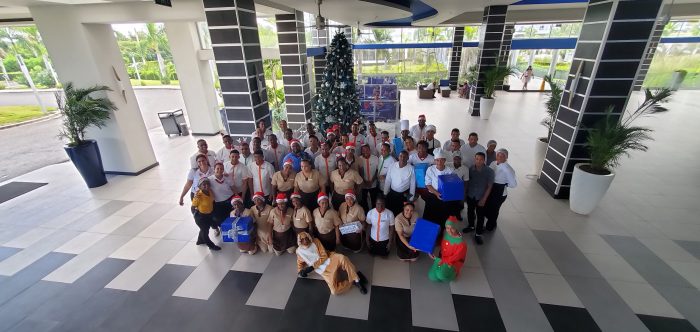 Todos los empleados de Punta Cana se han reunido por Navidad en el Riu Republica.