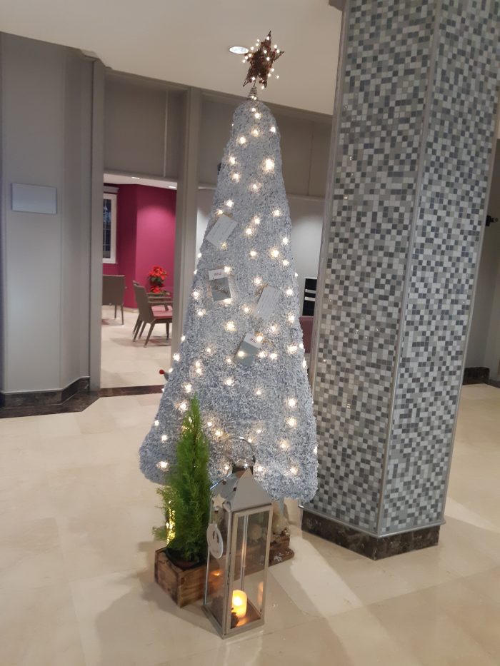 El hotel Riu Don Miguel ha decorado su árbol de navidad con la técnica canaria del calado.