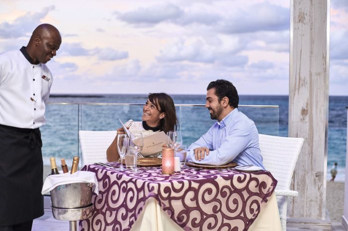 Disfruta de una cena romántica con tu pareja en Bahamas