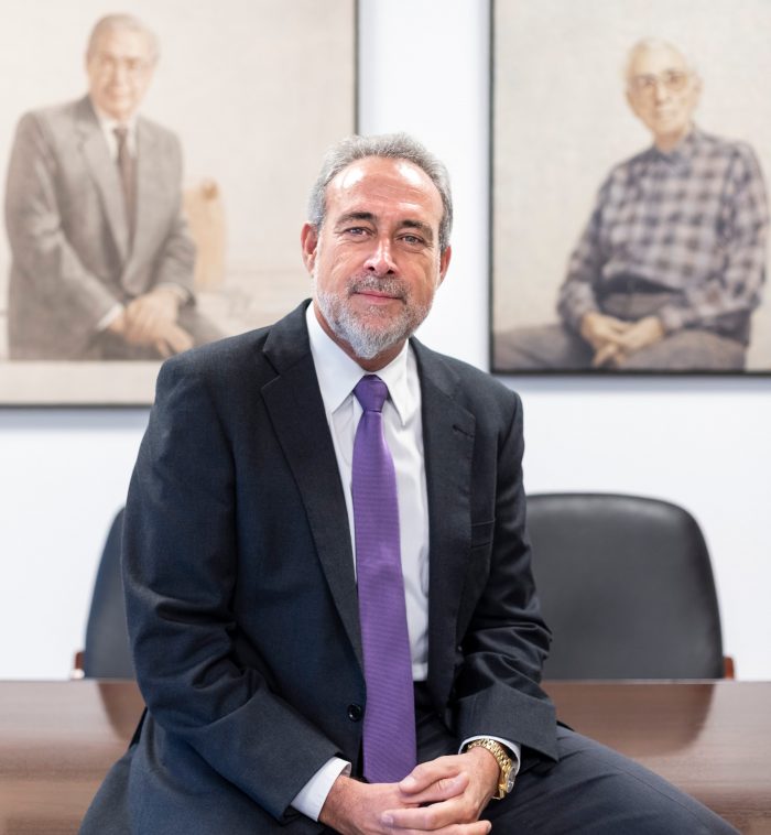 Luis Riu Güell, CEO de RIU Hotels & Resorts, posa delante de los retratos de su abuelo, Juan Riu Masmitjà, fundador de la cadena; y su padre, Luis Riu Bertrán