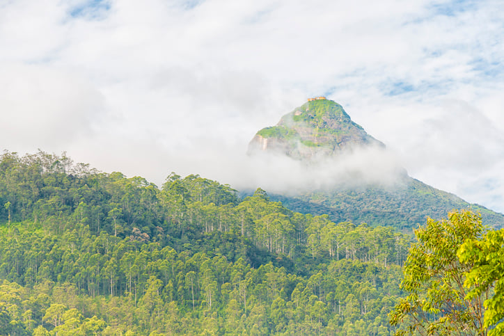 Para los más aventureros RIU recomienda la visita a la montaña  Adam’s Peak