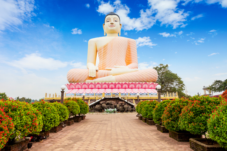 El templo de Kande Viharaya famoso por la enorme estatua de buda sentado