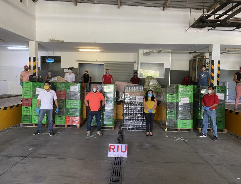 Donación de alimentos organizada por los hoteles de la cadena RIU en Los Cabos (México)