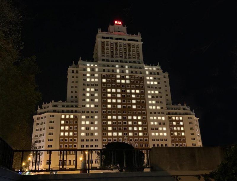 Das Riu Plaza España in Madrid zeigt die Botschaft "Bleiben Sie zu Hause" zur Unterstützung des Kampfes gegen COVID-19