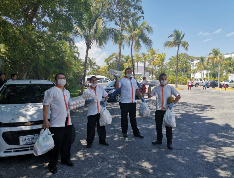 Employees of the Riu Yucatán hotel with perishable foods donated by the RIU hotel chain during the COVID-19 emergency