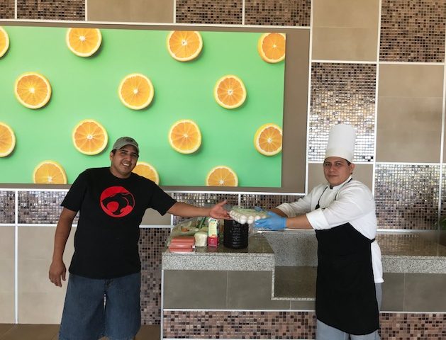 Entrega de alimentos perecederos a empleados en el Hotel Riu Palace Costa Mujeres en Cancún por la pandemia del COVID-19