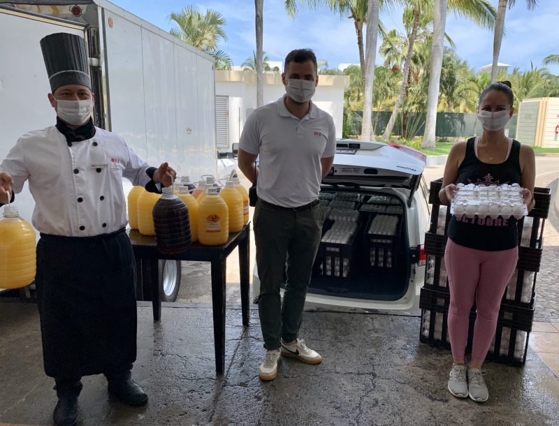 Los empleados del Hotel Riu Vallarta en México donan huevos y otros alimentos perecederos a organizaciones sociales