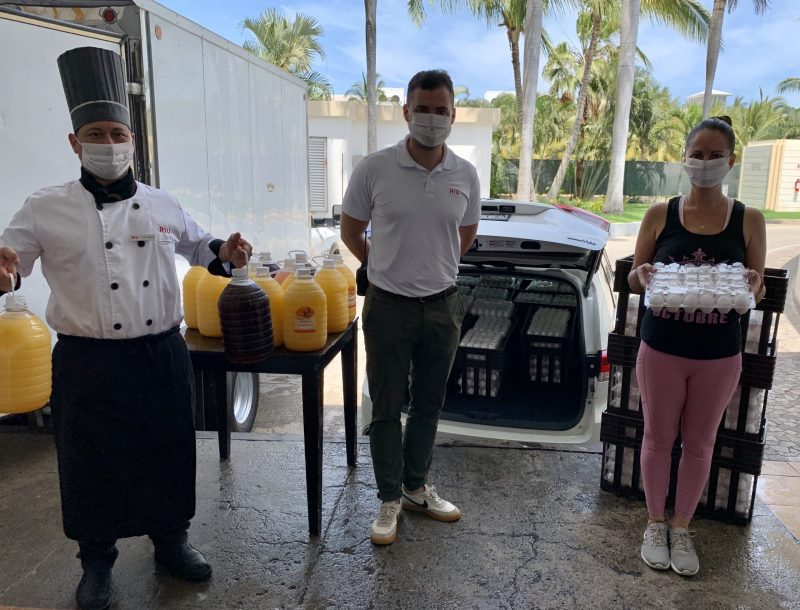 The employees of the Riu Vallarta hotel in Mexico donate eggs and other perishable food to social organisations