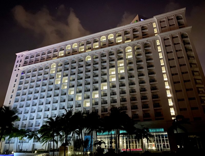 Fachada del Hotel Riu Cancún iluminada por la emergencia del coronavirus