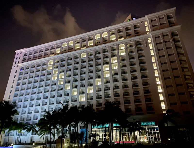  Die Fassade des Hotels Riu Cancún beleuchtet wegen der Coronavirus-Krise