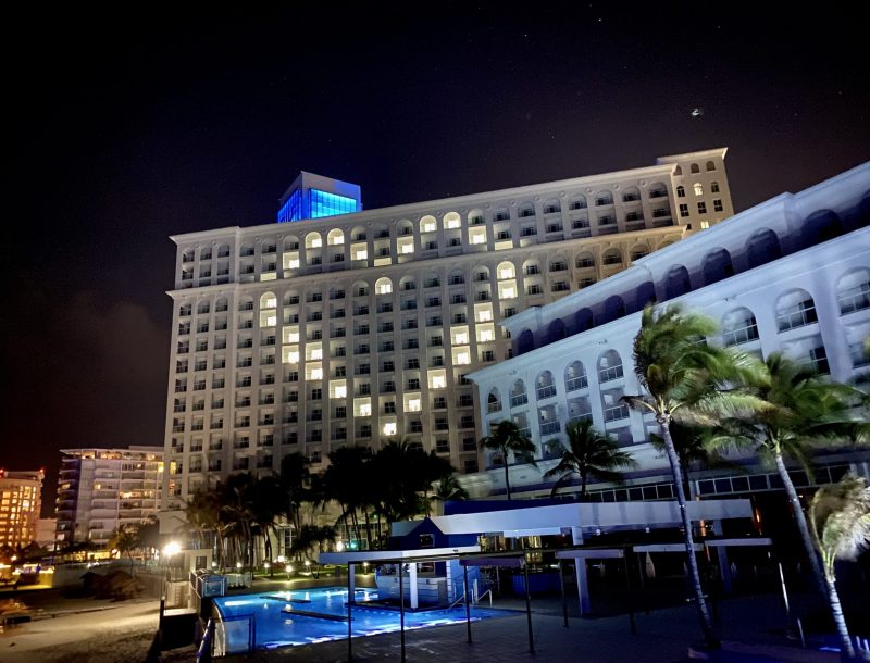 Instalaciones del Hotel Riu Cancún cerradas por el COVID-19, con un mensaje luminoso de esperanza en la fachada