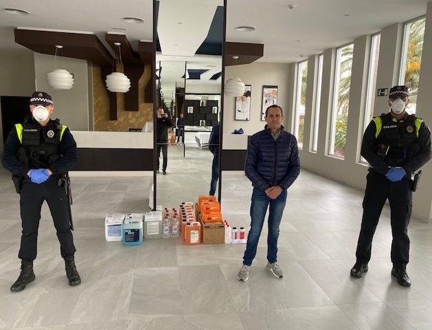 El Hotel Riu Mónica dona productos desinfectantes a la Policía en Nerja por la emergencia del COVID-19
