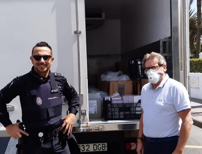 Entrega de desinfectantes y equipos de protección donados por el Hotel Riu Palace Maspalomas a la Policía Nacional en Gran Canaria