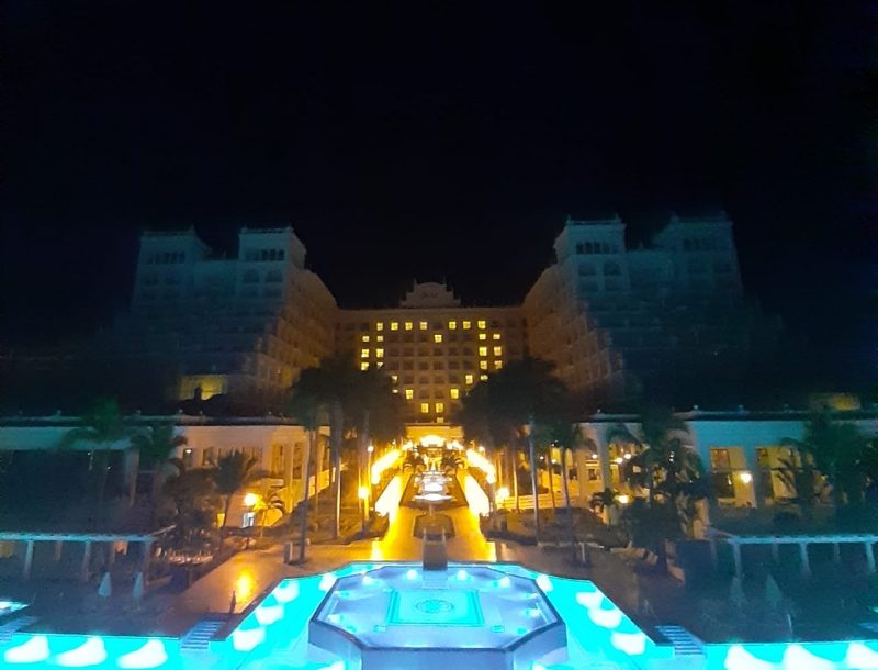 Mensaje de esperanza ante el COVID-19: corazón iluminado por las noches en la fachada del Hotel Riu Palace Pacífico