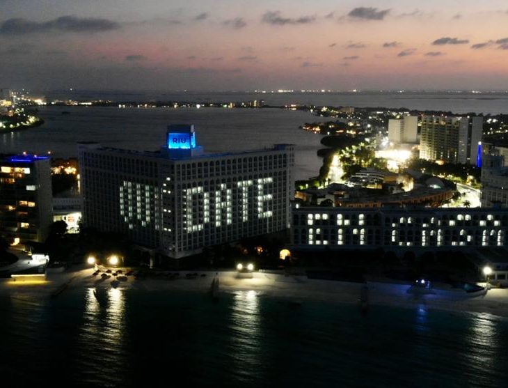 Los hoteles RIU en Cancún lucen mensajes de esperanza por la noche, una iniciativa impulsada por el CEO, Luis Riu