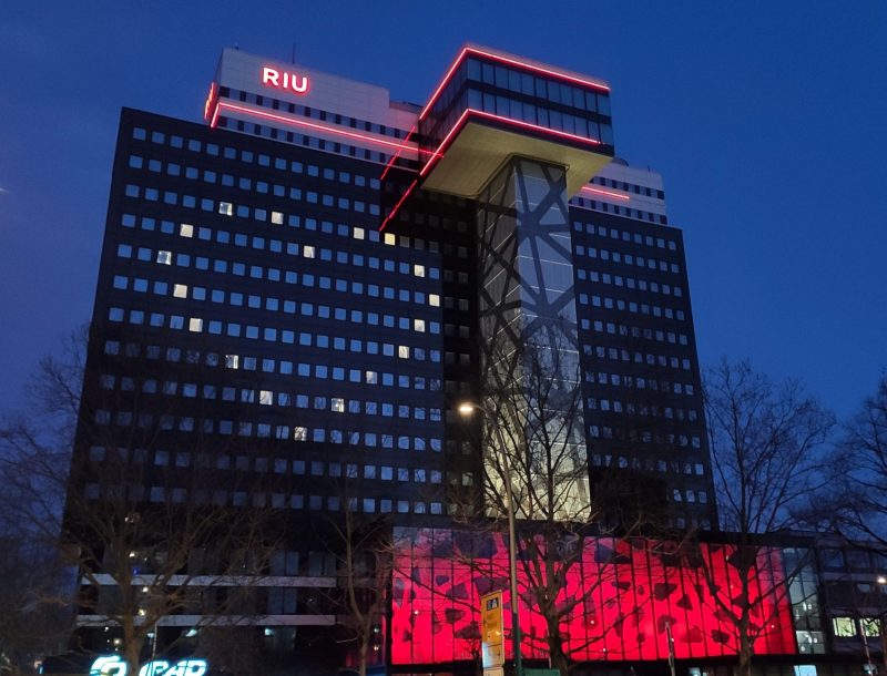 ALT: The Riu Berlin hotel illuminated to transmit hope during the coronavirus epidemic