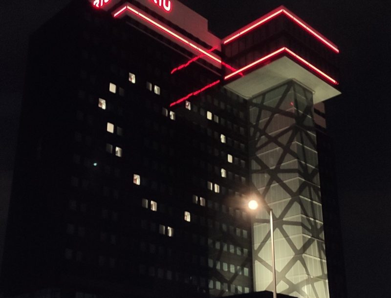 El Hotel Riu Plaza Berlín iluminado para transmitir esperanza ante la epidemia del coronavirus