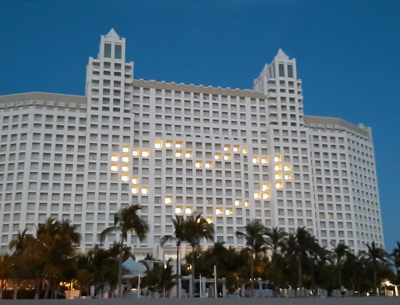 Fachada iluminada por la lucha contra el coronavirus en el Hotel Riu Emerald Bay
