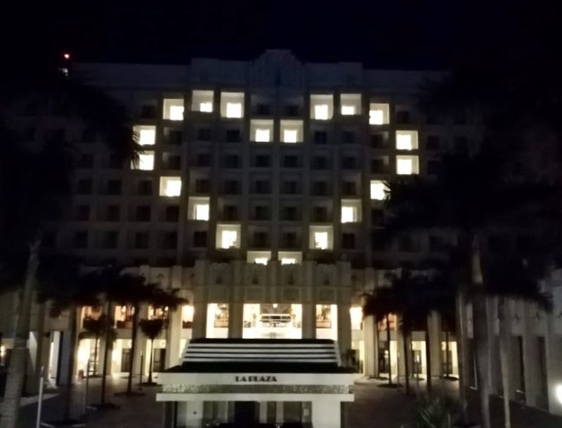 Corazón iluminado contra el COVID-19 en la fachada del Hotel Riu Vallarta