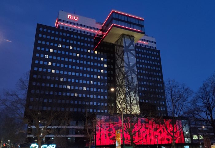 The hotel Riu Plaza Berlin lit up its facade with an enormous heart