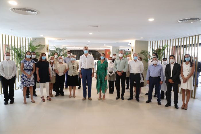 The King and Queen pose with Carmen and Luis Riu, members of the Balearic Government and staff of the Hotel RIU Concordia on their last visit to Mallorca