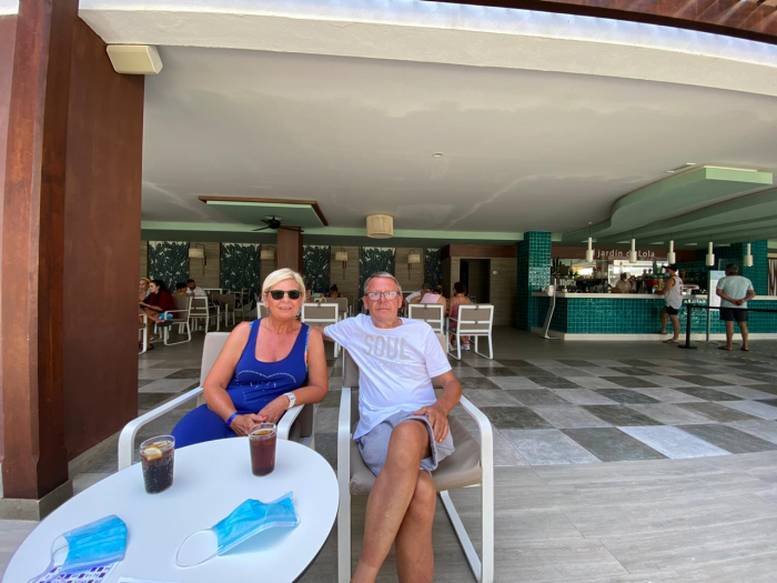 Heylens und Dhaeseleer bei einer Erfrischung im Hotel Riu Costa del Sol.