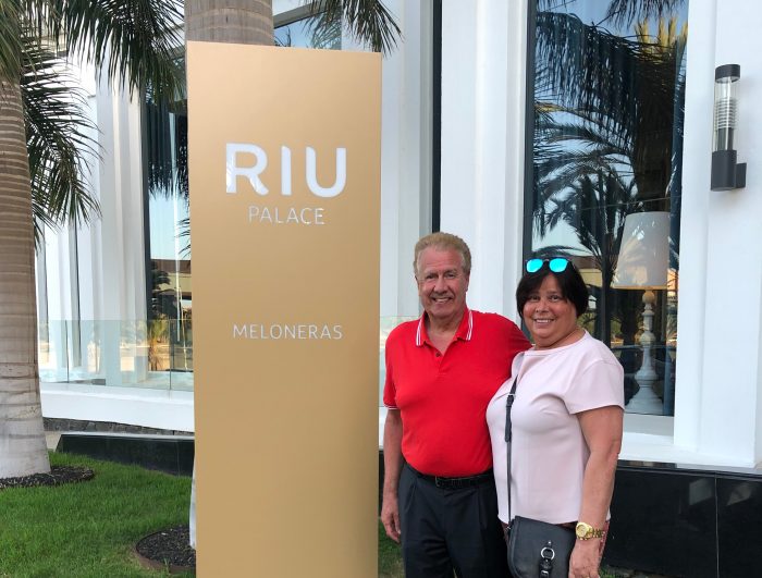 Zastrow y su esposa en la entrada del hotel Riu Palace Meloneras