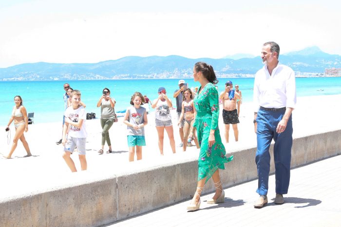 Spaziergang der spanischen Könige am Strand Playa de Palma im Juni 2020