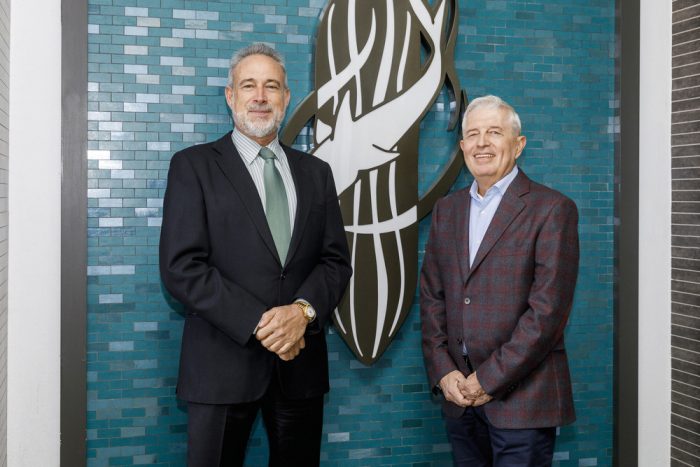 Luis Riu, owner of the RIU hotel chain, and Rafael Expósito, in front of the original symbol of the Riu San Francisco Hotel