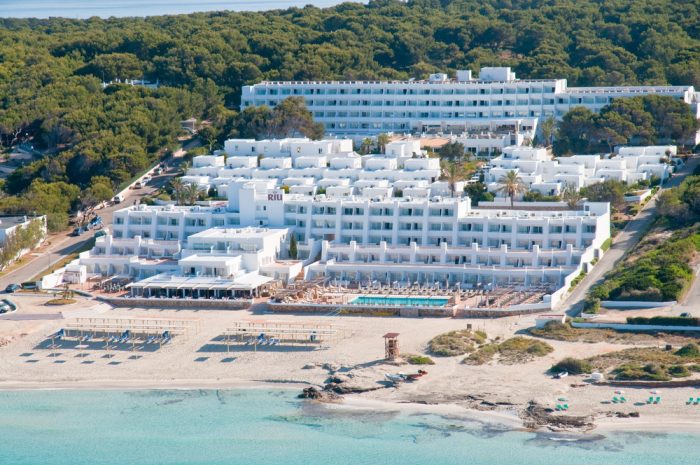 The Hotel Riu La Mola is located on the Playa de Migjorn