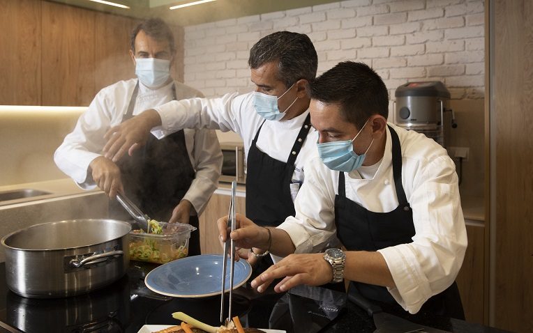 Ignacio Álvarez, director del Departamento de Alimentos de RIU Hotels, con Stefano Viola y Gabriel Vásquez, chefs corporativos