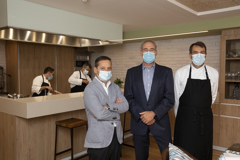 Luis Riu con Carles Madrenas e Ignacio Álvarez, director del Departamento de Alimentos de RIU