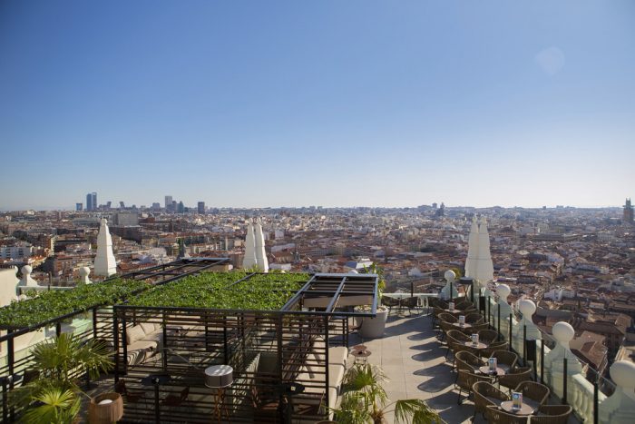 Die Terrasse des Hotels Riu Plaza España ist in Madrid zu einem beliebten Treffpunkt geworden