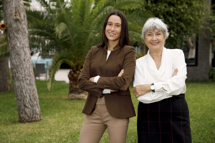 Naomi Riu con su tía, Carmen Riu, dueña de la cadena RIU Hotels