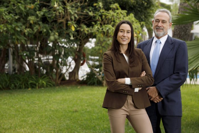 Luis Riu, dueño de la cadena RIU Hotels, con su hija Naomi Riu