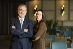Luis Riu, dueño de la cadena RIU Hotels, con su hija Naomi Riu
