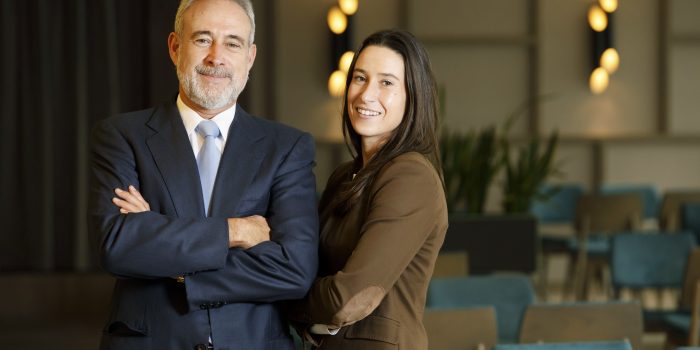 Luis Riu, dueño de la cadena RIU Hotels, con su hija Naomi Riu