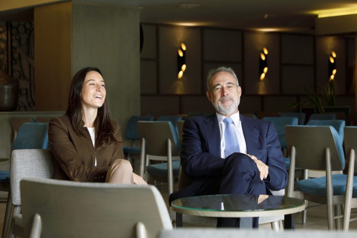 Naomi Riu mit ihrem Vater, Luis Riu, in einer von RIU’s Hotel-Lounges auf Mallorca