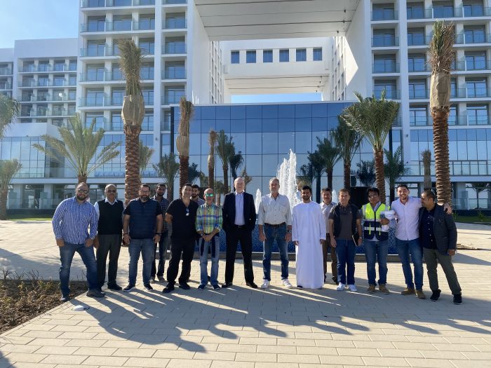 Francisco Hernanz, arquitecto jefe de RIU, y Luis Riu, en el centro, en una visita al Riu Dubai