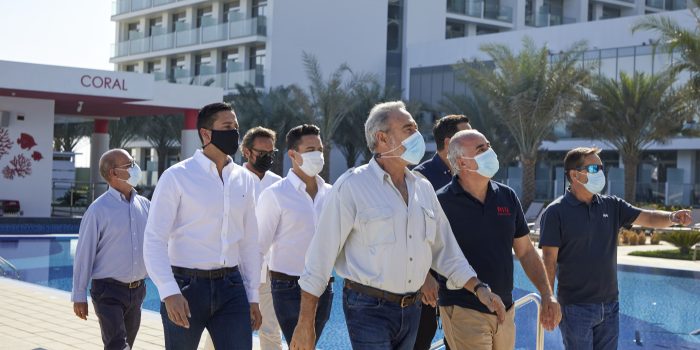 Luis Riu revisa los detalles del Riu Dubai con su equipo de Operaciones antes de la apertura