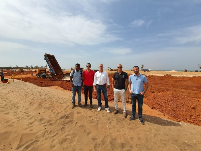 Luis Riu y su equipo durante la construcción del nuevo Hotel Riu Baobab en Senegal